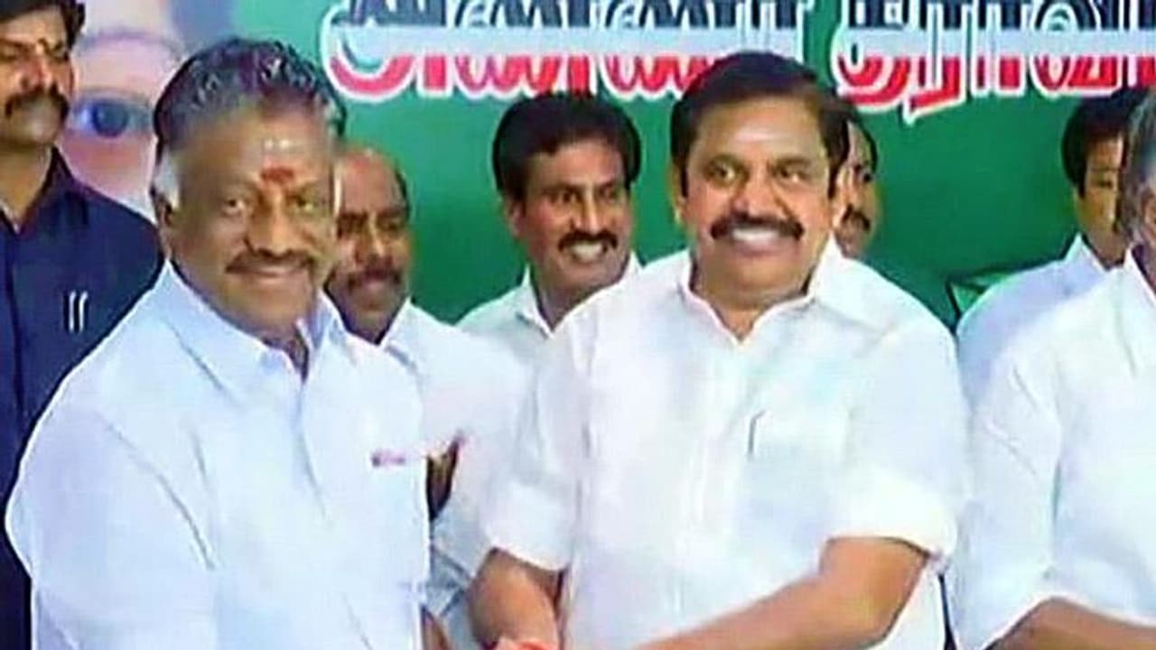 அதிமுக சார்பில் வெறும் ரூ.1 கோடி! எடப்பாடியிடம் வழங்கிய ஓபிஎஸ்! அதிமுக சார்பில் வெறும் ரூ.1 கோடி! எடப்பாடியிடம் வழங்கிய ஓபிஎஸ்!