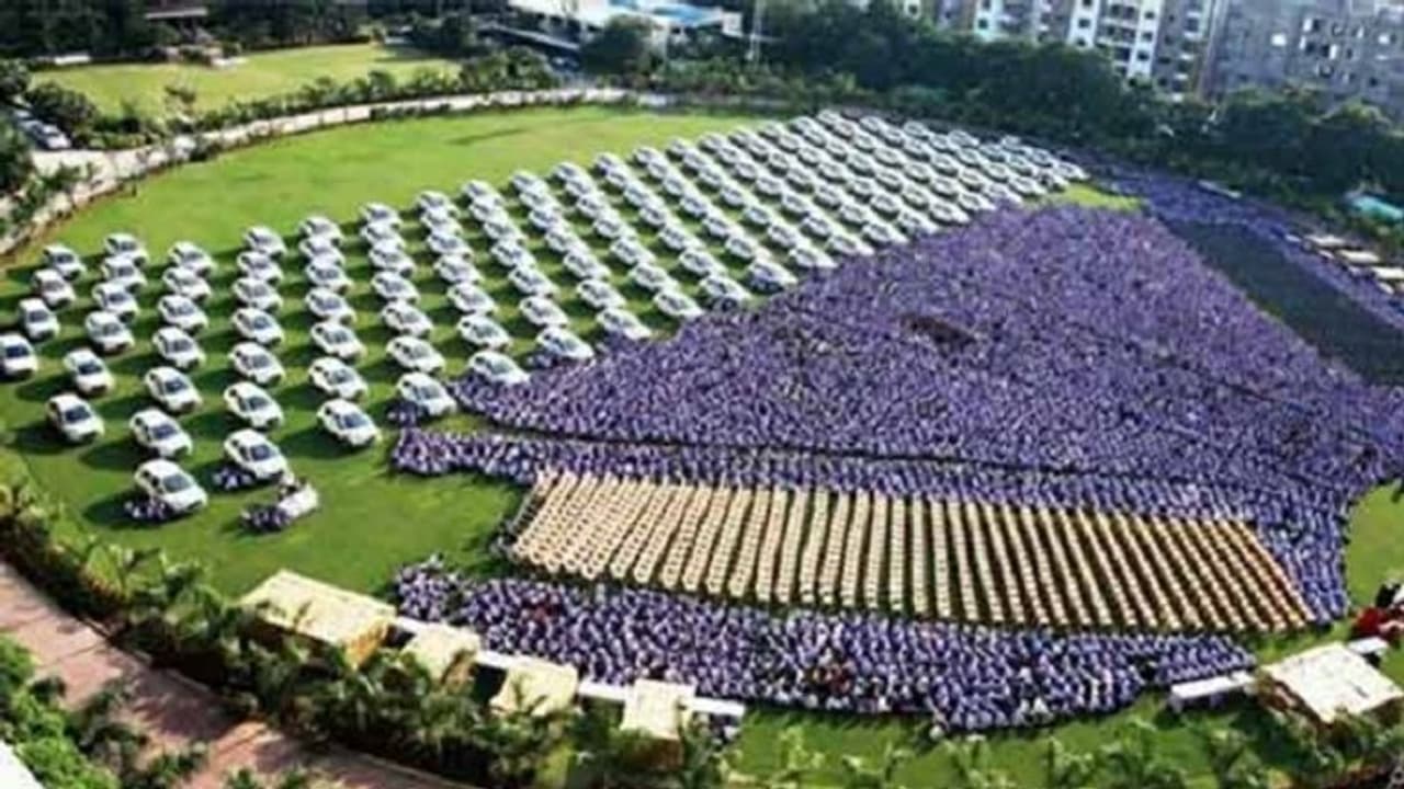 ಬೆಂಜ್ ಕಾರು ನೀಡಿದ್ದ ಉದ್ಯಮಿಯಿಂದ ಮತ್ತೆ ನೌಕರರಿಗೆ 600 ಕಾರು ಗಿಫ್ಟ್ ಬೆಂಜ್ ಕಾರು ನೀಡಿದ್ದ ಉದ್ಯಮಿಯಿಂದ ಮತ್ತೆ ನೌಕರರಿಗೆ 600 ಕಾರು ಗಿಫ್ಟ್