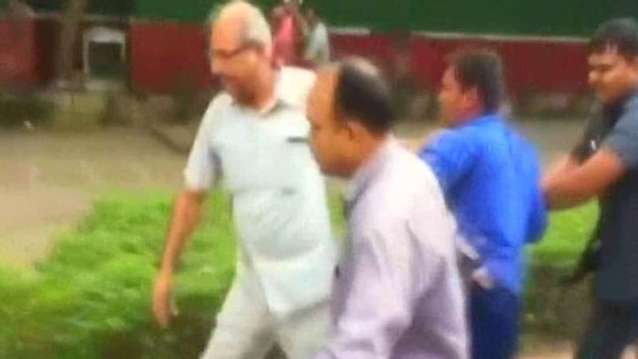 അലോക് വര്മയുടെ വസതിക്ക് സമീപത്ത് നിന്ന് നാല് പേരെ പിടികൂടി; ഇന്റലിജന്സ് ബ്യൂറോ ഉദ്യോഗസ്ഥരാണെന്ന് റിപ്പോര്ട്ട് അലോക് വര്മയുടെ വസതിക്ക് സമീപത്ത് നിന്ന് നാല് പേരെ പിടികൂടി; ഇന്റലിജന്സ് ബ്യൂറോ ഉദ്യോഗസ്ഥരാണെന്ന് റിപ്പോര്ട്ട്