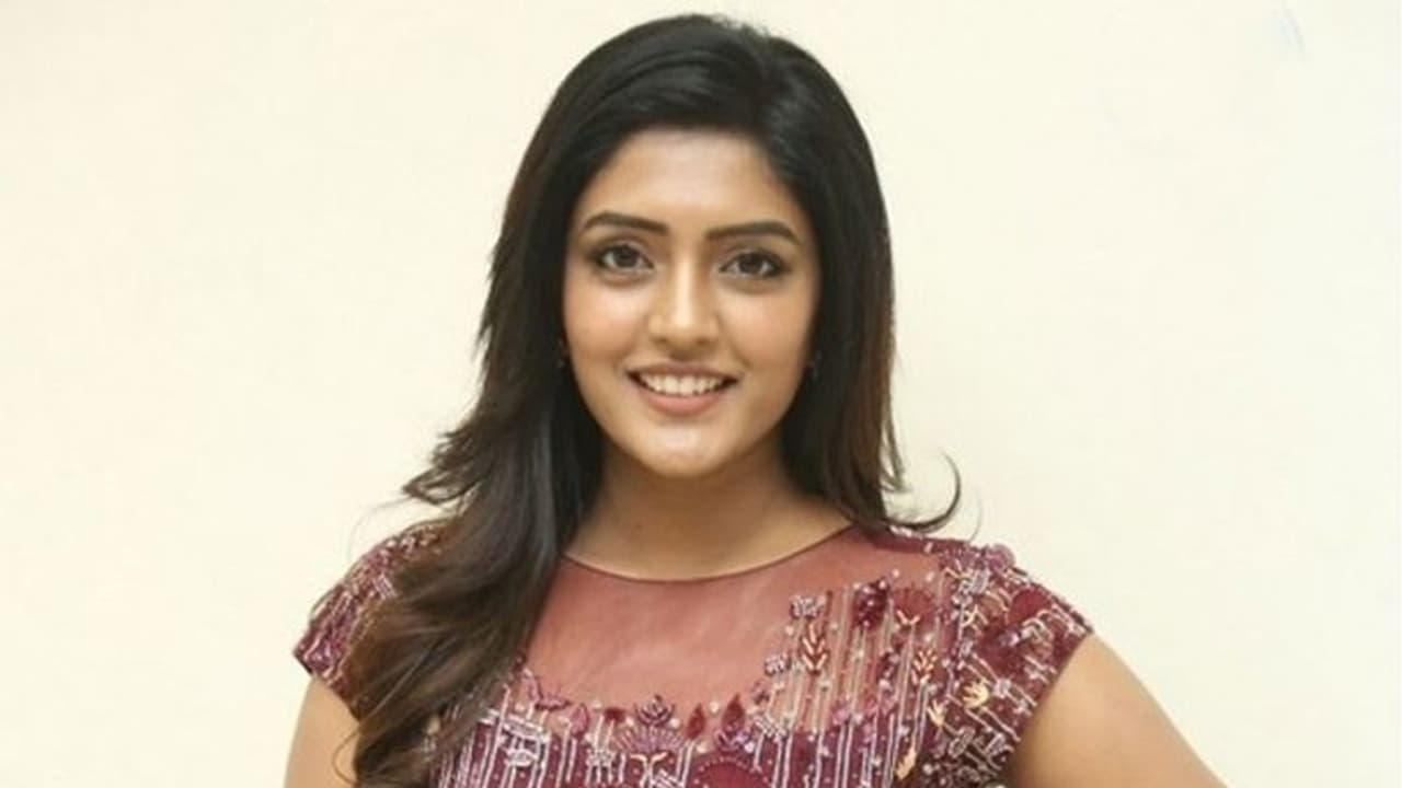 ఈ కలర్ పిచ్చి ఎందుకు..? నెటిజన్ కి హీరోయిన్ క్లాస్! ఈ కలర్ పిచ్చి ఎందుకు..? నెటిజన్ కి హీరోయిన్ క్లాస్!