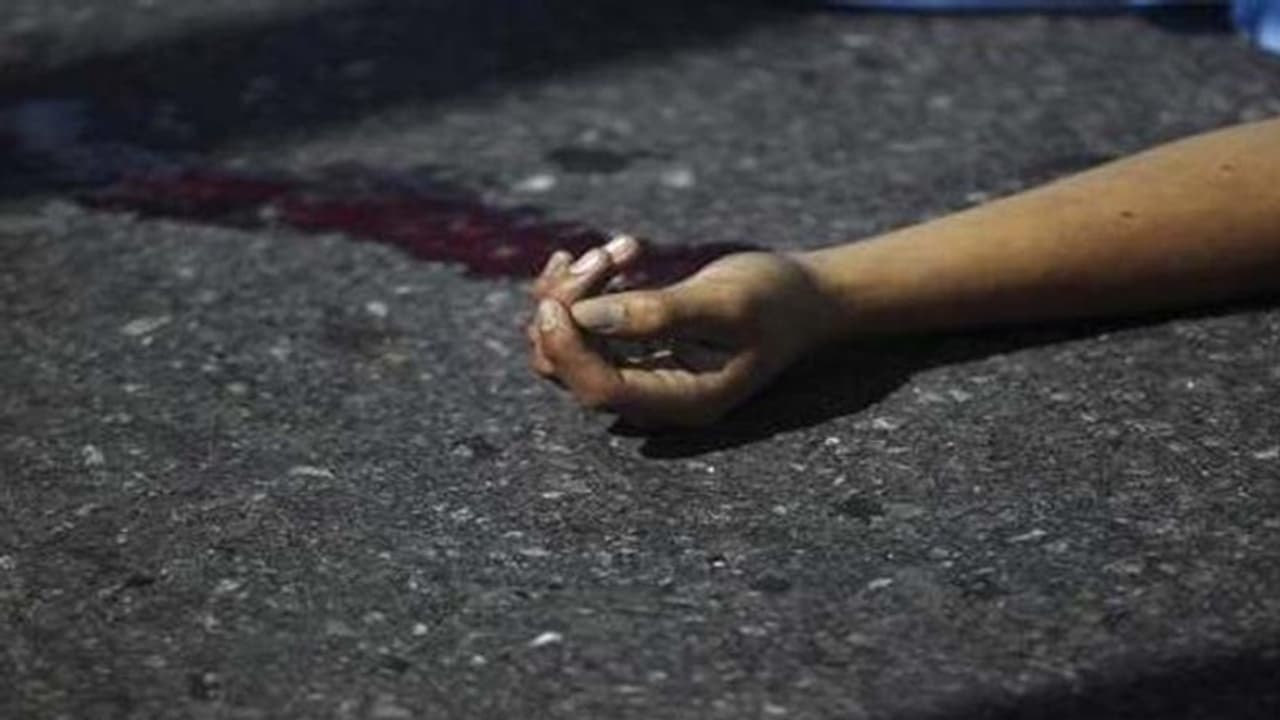 హైదరాబాద్లో మళ్లీ నడిరోడ్డుపై దారుణం... సినిమా చూసిన జనం హైదరాబాద్లో మళ్లీ నడిరోడ్డుపై దారుణం... సినిమా చూసిన జనం