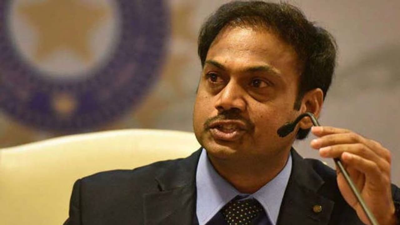 విశాఖ పిచ్పై పూజలు... చీఫ్ సెలెక్టర్ ఎమ్మెస్కేపై విమర్శలు విశాఖ పిచ్పై పూజలు... చీఫ్ సెలెక్టర్ ఎమ్మెస్కేపై విమర్శలు