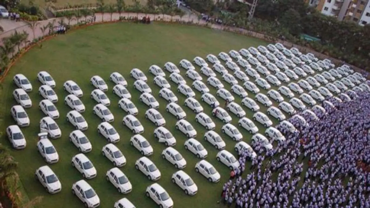 ఉద్యోగులకు దీపావళి కానుక.. కార్లు, ఫ్లాట్స్ ఉద్యోగులకు దీపావళి కానుక.. కార్లు, ఫ్లాట్స్