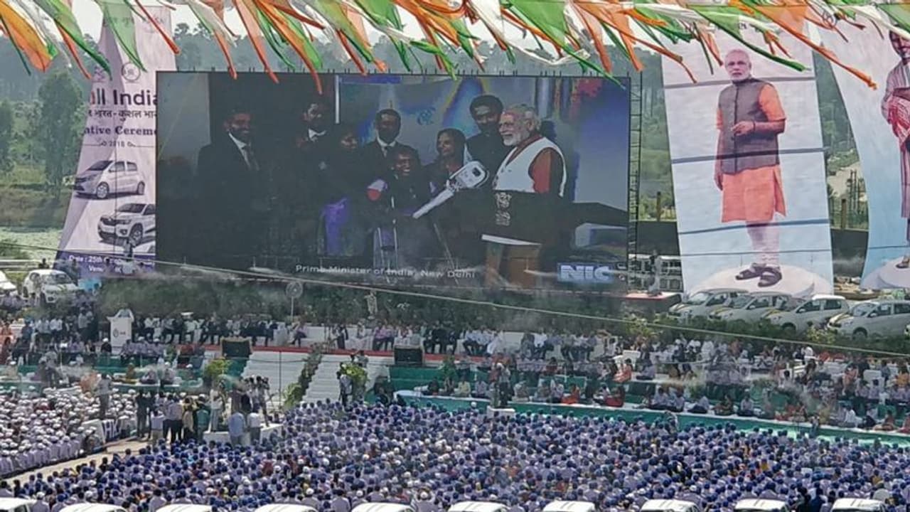 गुजरात में दिवाली से पहले हीरा कंपनी के 600 कर्मचारी बने 'कारवाले', पीएम मोदी ने दी चाबी