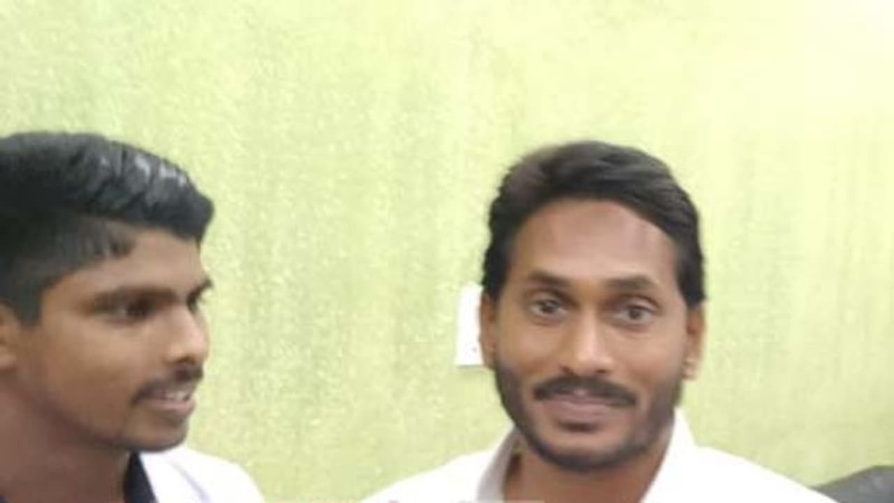 జగన్ పై దాడి చేసింది ఇతడే... (వీడియో)