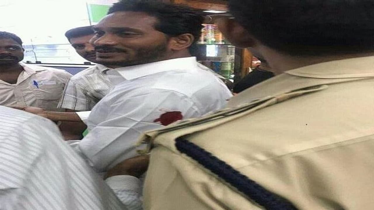 జగన్ మెడపై కత్తి దిగేదే, అయితే....: ప్రత్యక్షసాక్షి జగన్ మెడపై కత్తి దిగేదే, అయితే....: ప్రత్యక్షసాక్షి