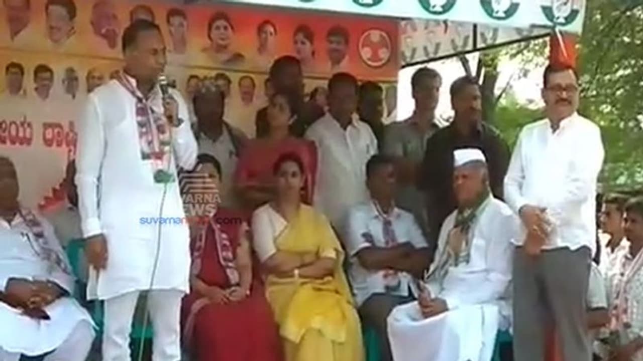 ಅಕ್ಕ ಪಕ್ಕದಲ್ಲೇ ಕುಳಿತರೂ ಮಾತನಾಡದ ಹೆಬ್ಬಾಳ್ಕರ್ ಜಾರಕಿಹೊಳಿ ಅಕ್ಕ ಪಕ್ಕದಲ್ಲೇ ಕುಳಿತರೂ ಮಾತನಾಡದ ಹೆಬ್ಬಾಳ್ಕರ್ ಜಾರಕಿಹೊಳಿ