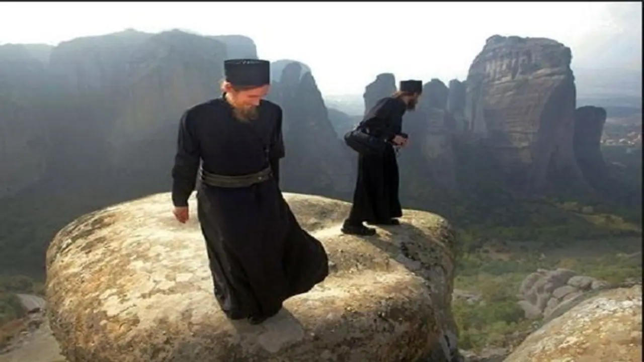 ಶಬರಿಮಲೆ ಮಾತ್ರವಲ್ಲ ಈ ಪರ್ವತಕ್ಕೂ ಹೆಣ್ಣು ಕಾಲಿಡುವಂತಿಲ್ಲ! ಶಬರಿಮಲೆ ಮಾತ್ರವಲ್ಲ ಈ ಪರ್ವತಕ್ಕೂ ಹೆಣ್ಣು ಕಾಲಿಡುವಂತಿಲ್ಲ!