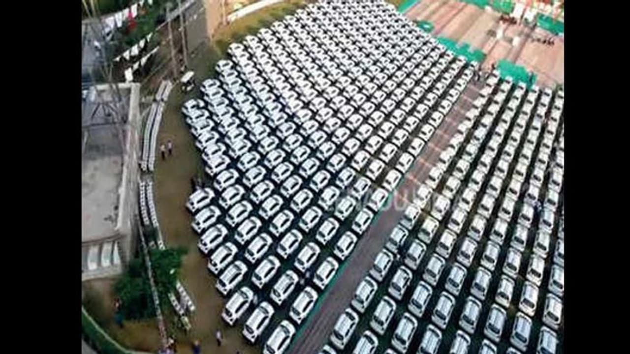 ദീപാവലി സമ്മാനമായി വജ്ര വ്യാപാരി ജീവനക്കാർക്ക് നല്‍കിയത് 600 കാറുകൾ