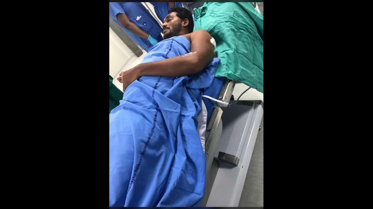 జగన్పై దాడి: కిచెన్లో ఉండాల్సిన శ్రీనివాసరావు సర్వీస్ బోయ్గా ఎందుకు జగన్పై దాడి: కిచెన్లో ఉండాల్సిన శ్రీనివాసరావు సర్వీస్ బోయ్గా ఎందుకు