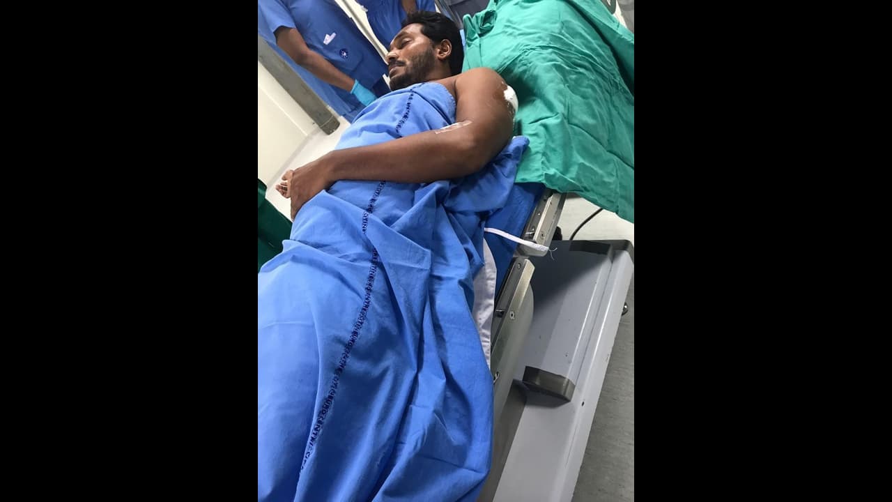 జగన్పై దాడి: వారం పాటు ప్రజా సంకల్ప యాత్రకు బ్రేక్ జగన్పై దాడి: వారం పాటు ప్రజా సంకల్ప యాత్రకు బ్రేక్