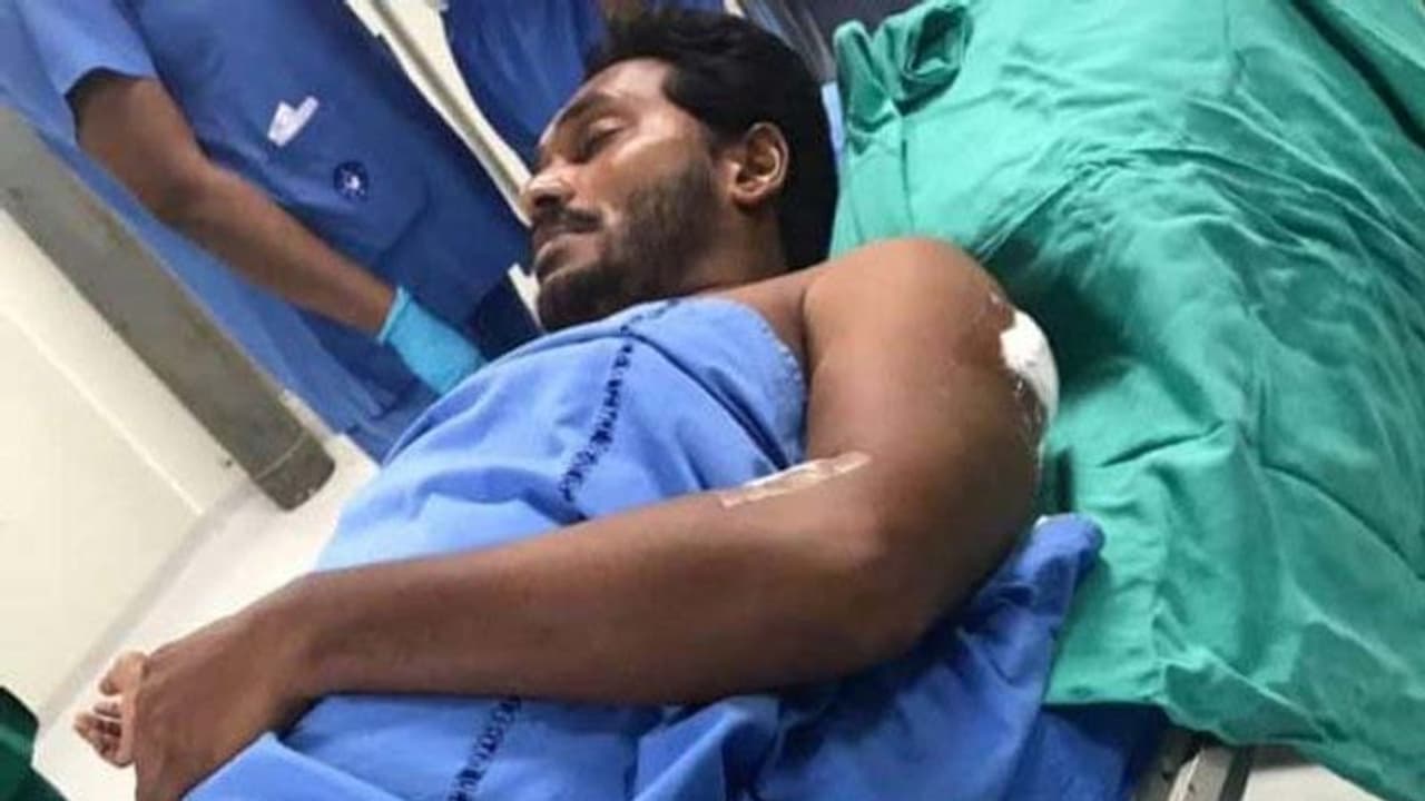 జగన్ పై దాడి... ఎంత లోతు గాయమైంది..? జగన్ పై దాడి... ఎంత లోతు గాయమైంది..?