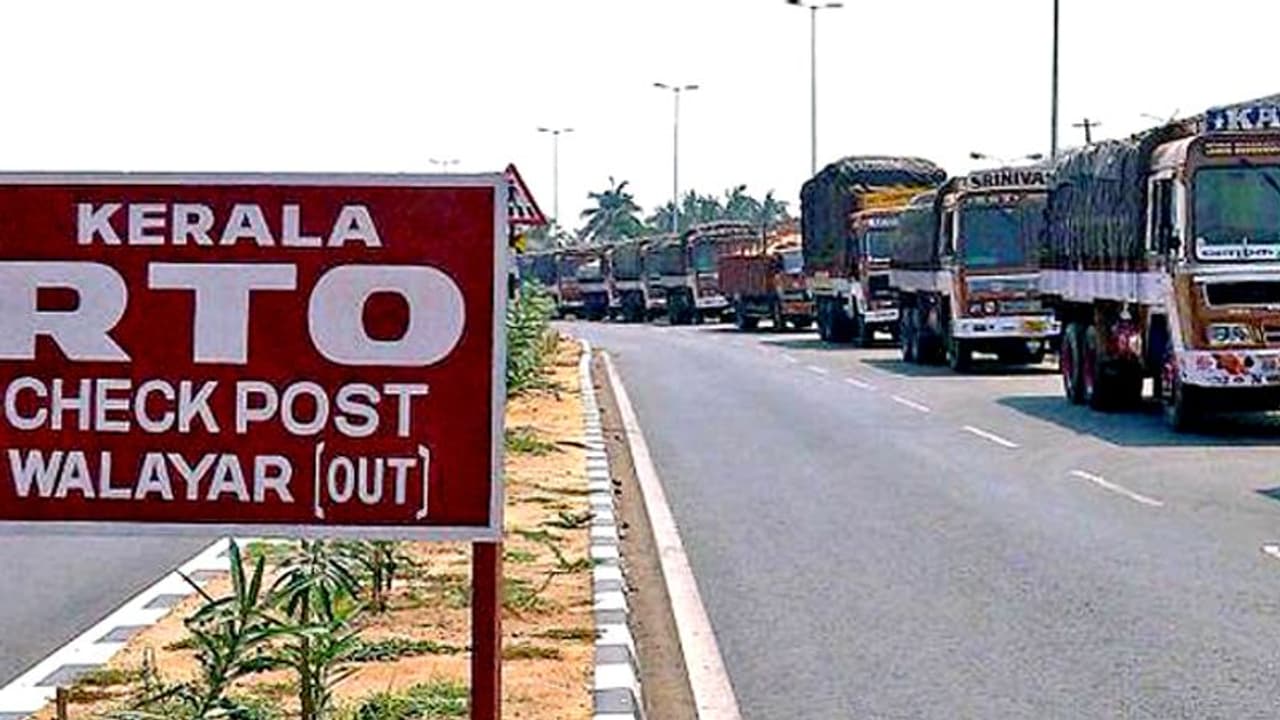 വേഷം മാറി നിന്നത് വിജിലൻസുകാരെന്ന് അറിയാതെ പണവുമായിയെത്തി ഡ്രൈവർമാർ; 4 മണിക്കൂറിൽ പിടിച്ചത് ഒന്നര ലക്ഷത്തോളം