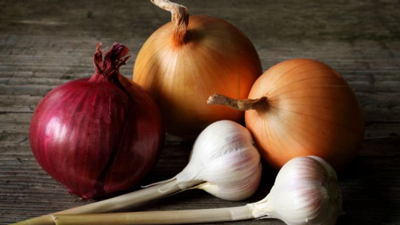 വായില് നിന്ന് ഉള്ളിയുടെ മണമകറ്റാം; പ്രയോഗിക്കാം ഈ അഞ്ച് വഴികൾ... വായില് നിന്ന് ഉള്ളിയുടെ മണമകറ്റാം; പ്രയോഗിക്കാം ഈ അഞ്ച് വഴികൾ...