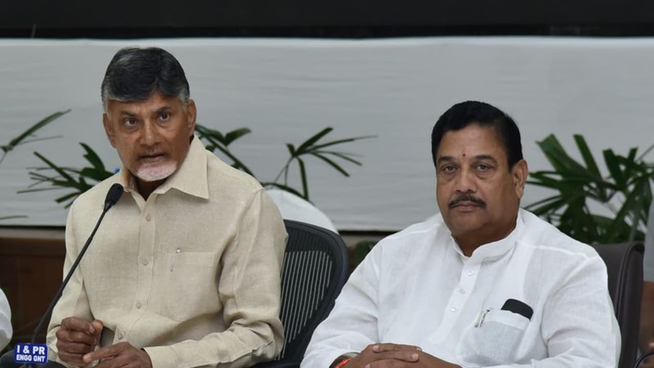 రాష్ట్రపతి పాలనకు కేంద్రం కుట్ర: చంద్రబాబు అనుమానం రాష్ట్రపతి పాలనకు కేంద్రం కుట్ర: చంద్రబాబు అనుమానం