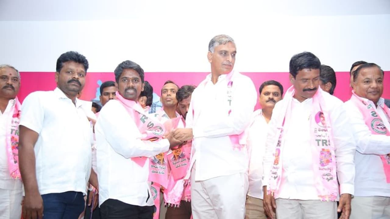 కాంగ్రెస్తో పొత్తుతో తెలంగాణలో పాగాకు బాబు ప్లాన్: హరీష్ కాంగ్రెస్తో పొత్తుతో తెలంగాణలో పాగాకు బాబు ప్లాన్: హరీష్