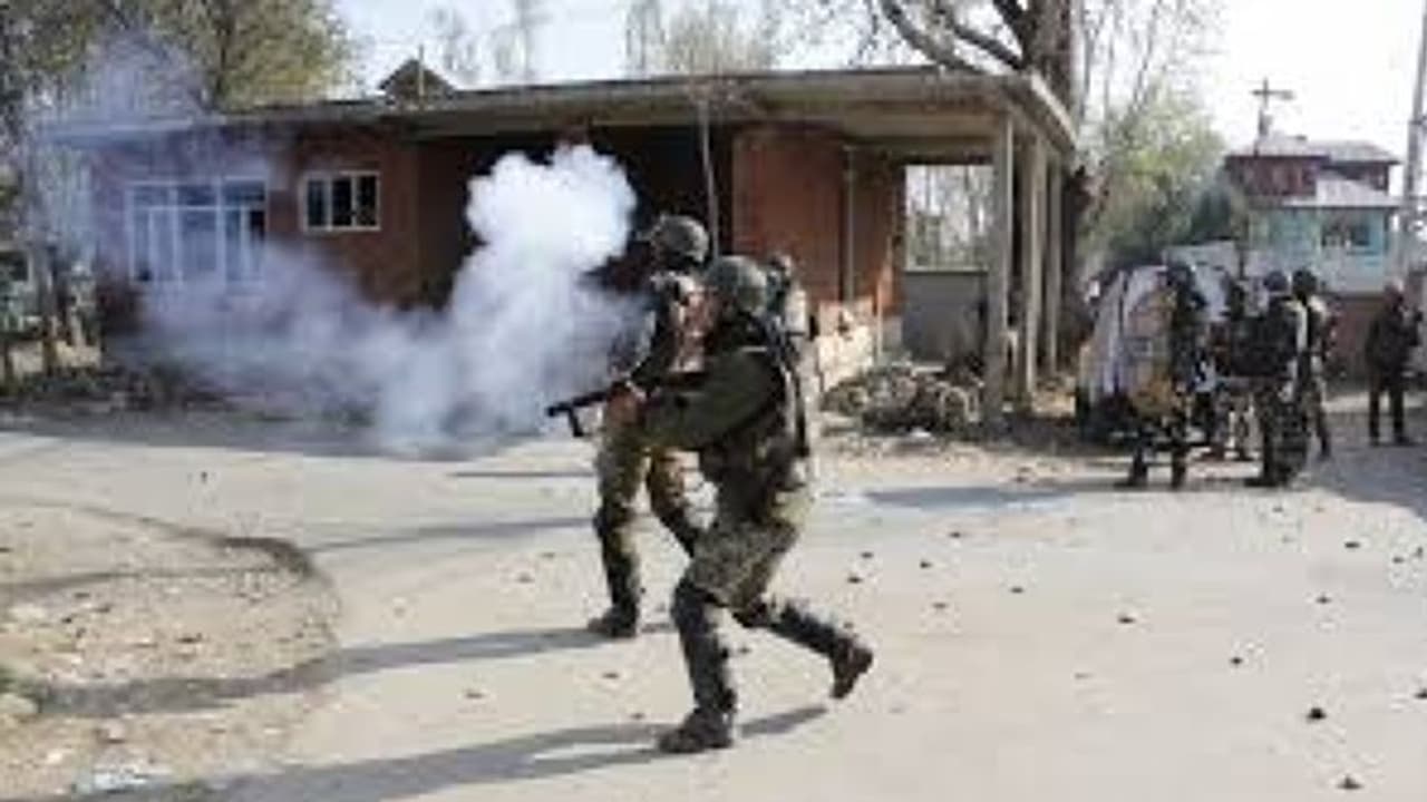 സൈനികരുമായുള്ള ഏറ്റുമുട്ടലില് രണ്ട് തീവ്രവാദികള് കൊല്ലപ്പെട്ടു; ജവാന് വീരമൃത്യു സൈനികരുമായുള്ള ഏറ്റുമുട്ടലില് രണ്ട് തീവ്രവാദികള് കൊല്ലപ്പെട്ടു; ജവാന് വീരമൃത്യു