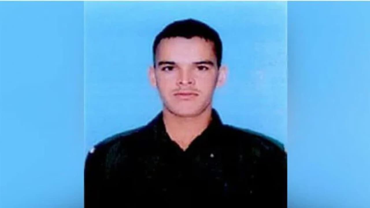 സൈനിക വ്യൂഹത്തിന് നേരെയുണ്ടായ പ്രതിഷേധക്കാരുടെ കല്ലേറില് സൈനികന് കൊല്ലപ്പെട്ടു സൈനിക വ്യൂഹത്തിന് നേരെയുണ്ടായ പ്രതിഷേധക്കാരുടെ കല്ലേറില് സൈനികന് കൊല്ലപ്പെട്ടു