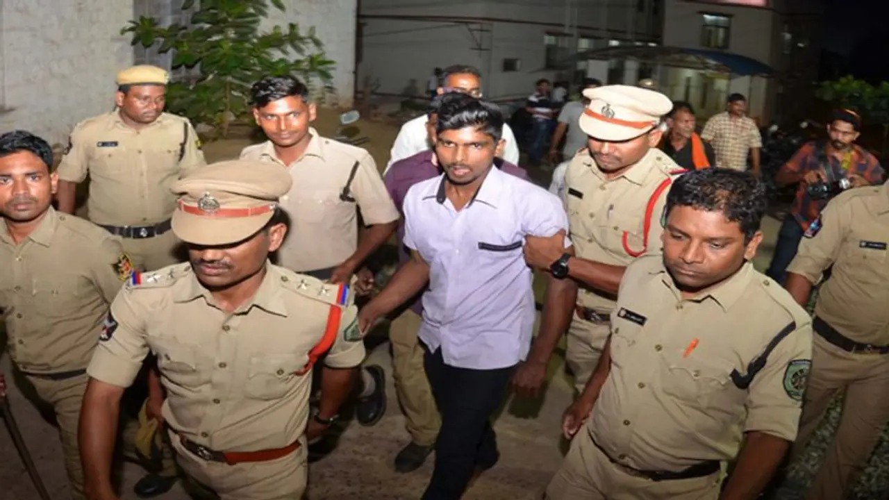 జగన్ పై దాడి కేసు నిందితుడికి ప్రాణ హాని..కేసును బదిలీ చేయాలంటూ... జగన్ పై దాడి కేసు నిందితుడికి ప్రాణ హాని..కేసును బదిలీ చేయాలంటూ...