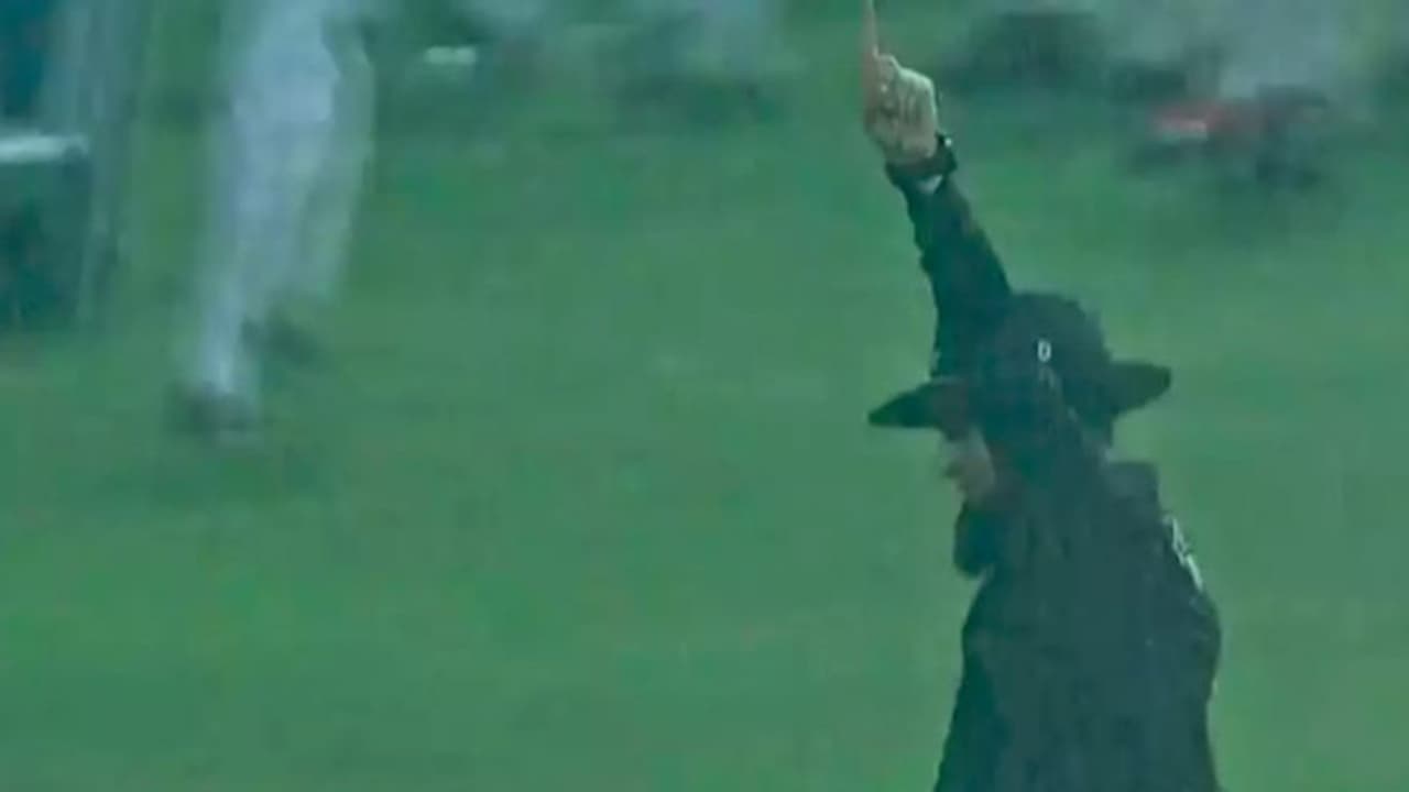 జోరువానలోనూ అపైరింగ్...ఆటగాళ్లు మైదానం వీడినా తడుస్తూనే.... జోరువానలోనూ అపైరింగ్...ఆటగాళ్లు మైదానం వీడినా తడుస్తూనే....