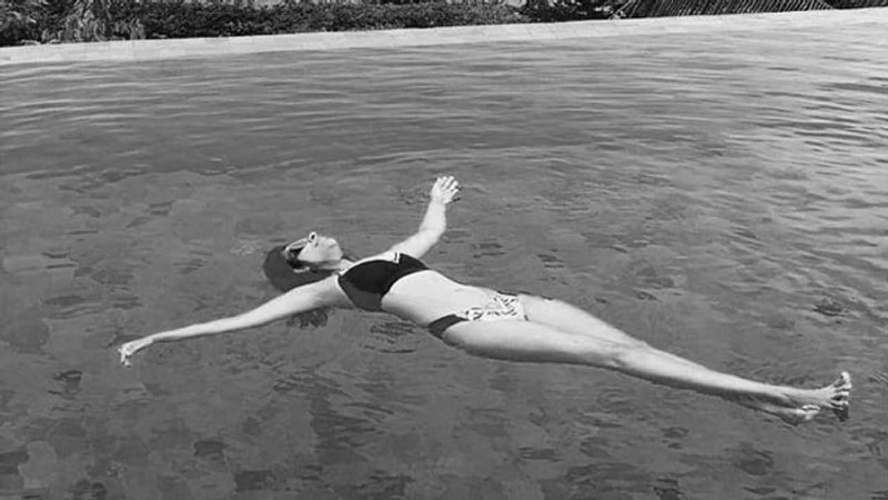 స్టార్ హీరోయిన్..బికినీ వేసి స్విమ్మింగ్ పూల్ లో రచ్చ! స్టార్ హీరోయిన్..బికినీ వేసి స్విమ్మింగ్ పూల్ లో రచ్చ!