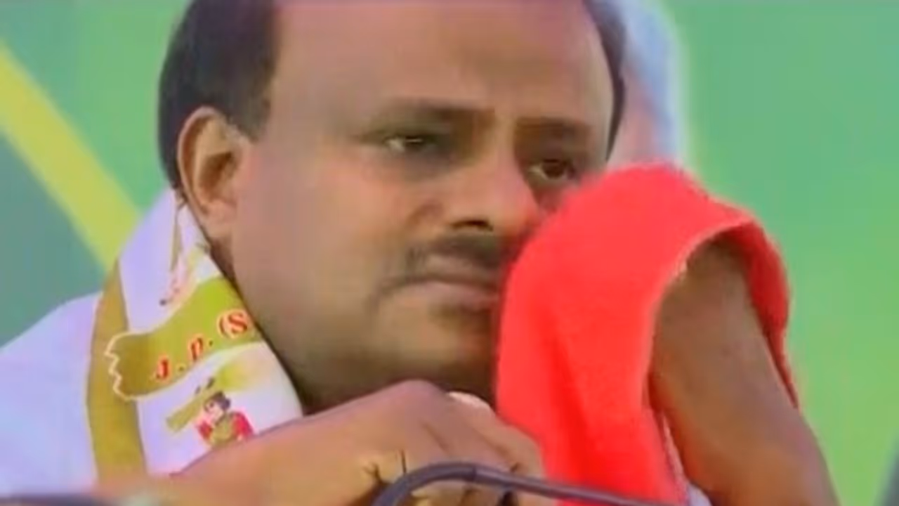 Karnataka: Chopper for CM leaves without him; Kumaraswamy takes three hour car journey