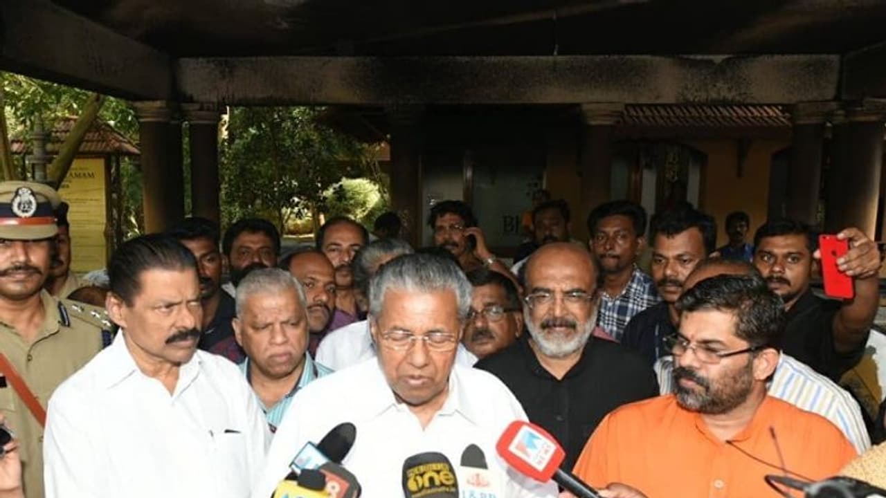 സന്ദീപാനന്ദ ഗിരിയുടെ ആശ്രമം കത്തിച്ചത് ആർഎസ്എസ് പ്രവർത്തകൻ? പ്രതിയെന്ന് സംശയിക്കുന്നയാൾ ആത്മഹത്യ ചെയ്തു സന്ദീപാനന്ദ ഗിരിയുടെ ആശ്രമം കത്തിച്ചത് ആർഎസ്എസ് പ്രവർത്തകൻ? പ്രതിയെന്ന് സംശയിക്കുന്നയാൾ ആത്മഹത്യ ചെയ്തു