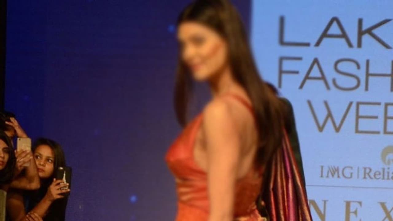 27 வயது பையன் மீது 43 வயசு நடிகை காதல்! விரைவில் திருமணம்! 27 வயது பையன் மீது 43 வயசு நடிகை காதல்! விரைவில் திருமணம்!