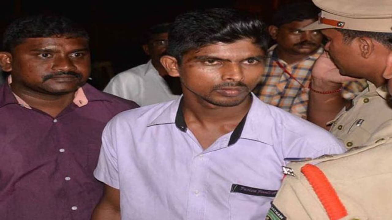 ప్రజల మంచి కోసమే జగన్ పై దాడి చేశా: శ్రీనివాస్ కు అస్వస్థత, కెజీహెచ్ కు తరలింపు