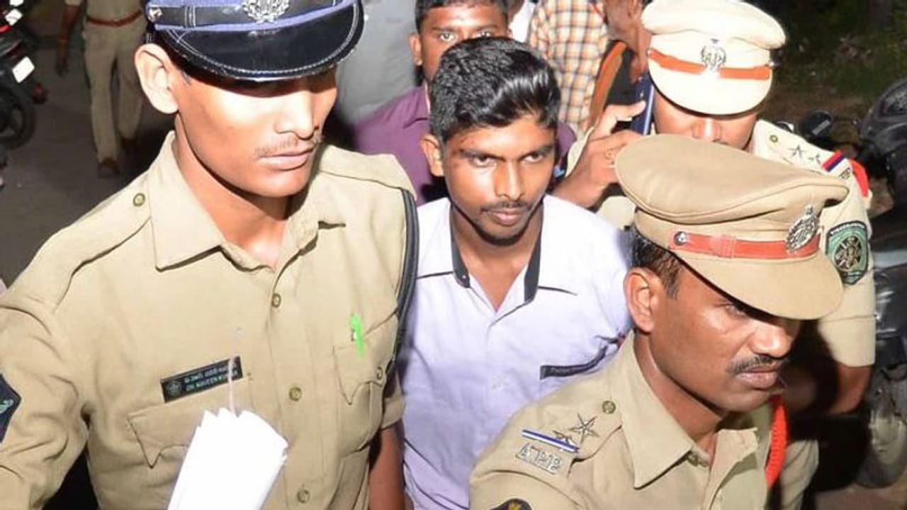 జగన్పై దాడి కేసు...శ్రీనివాస్ మళ్లీ జైలుకే జగన్పై దాడి కేసు...శ్రీనివాస్ మళ్లీ జైలుకే