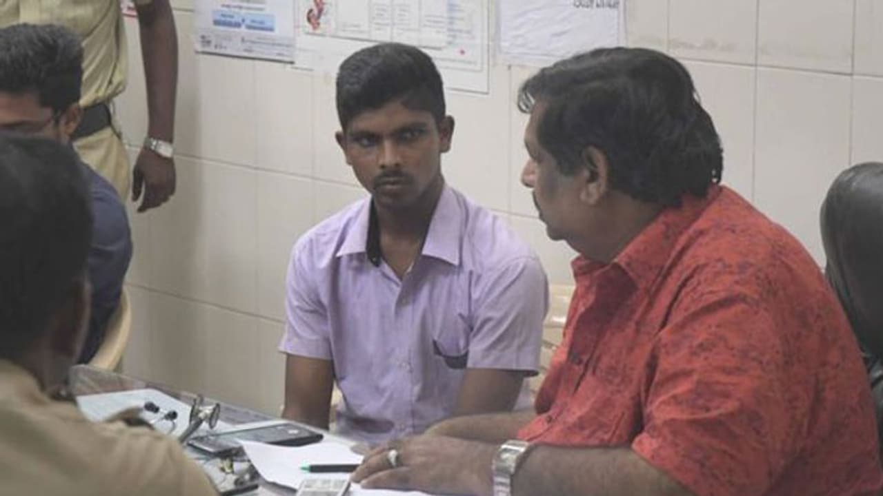 జగన్ పై దాడి కేసు: శ్రీనివాస్ బెయిల్ రద్దు చేయాలని ఎన్ఐఎ పిటిషన్ జగన్ పై దాడి కేసు: శ్రీనివాస్ బెయిల్ రద్దు చేయాలని ఎన్ఐఎ పిటిషన్