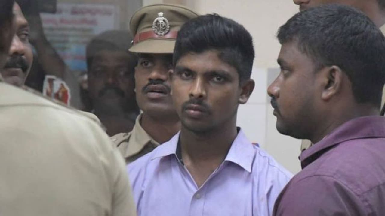 జగన్ పై దాడి: 24 పేజీల లేఖపై ఆరా, లాక్కున్నారని శ్రీనివాస రావు జగన్ పై దాడి: 24 పేజీల లేఖపై ఆరా, లాక్కున్నారని శ్రీనివాస రావు