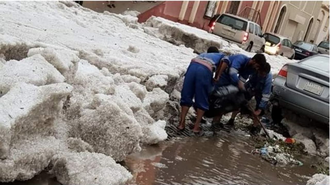 വാഹനങ്ങള്ക്ക് പോലും ചലിക്കാനാവാതെ മഞ്ഞുകട്ടകള് നിറഞ്ഞ് സൗദിയിലെ റോഡുകള് വാഹനങ്ങള്ക്ക് പോലും ചലിക്കാനാവാതെ മഞ്ഞുകട്ടകള് നിറഞ്ഞ് സൗദിയിലെ റോഡുകള്