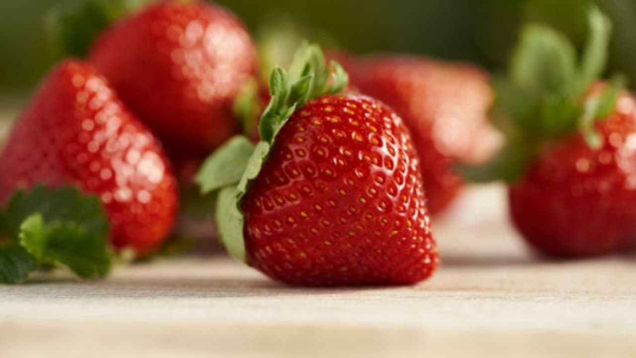 മുഖം തുടുപ്പിക്കാന് സ്ട്രോബെറി; ഉപയോഗിക്കേണ്ടതിങ്ങനെ... മുഖം തുടുപ്പിക്കാന് സ്ട്രോബെറി; ഉപയോഗിക്കേണ്ടതിങ്ങനെ...