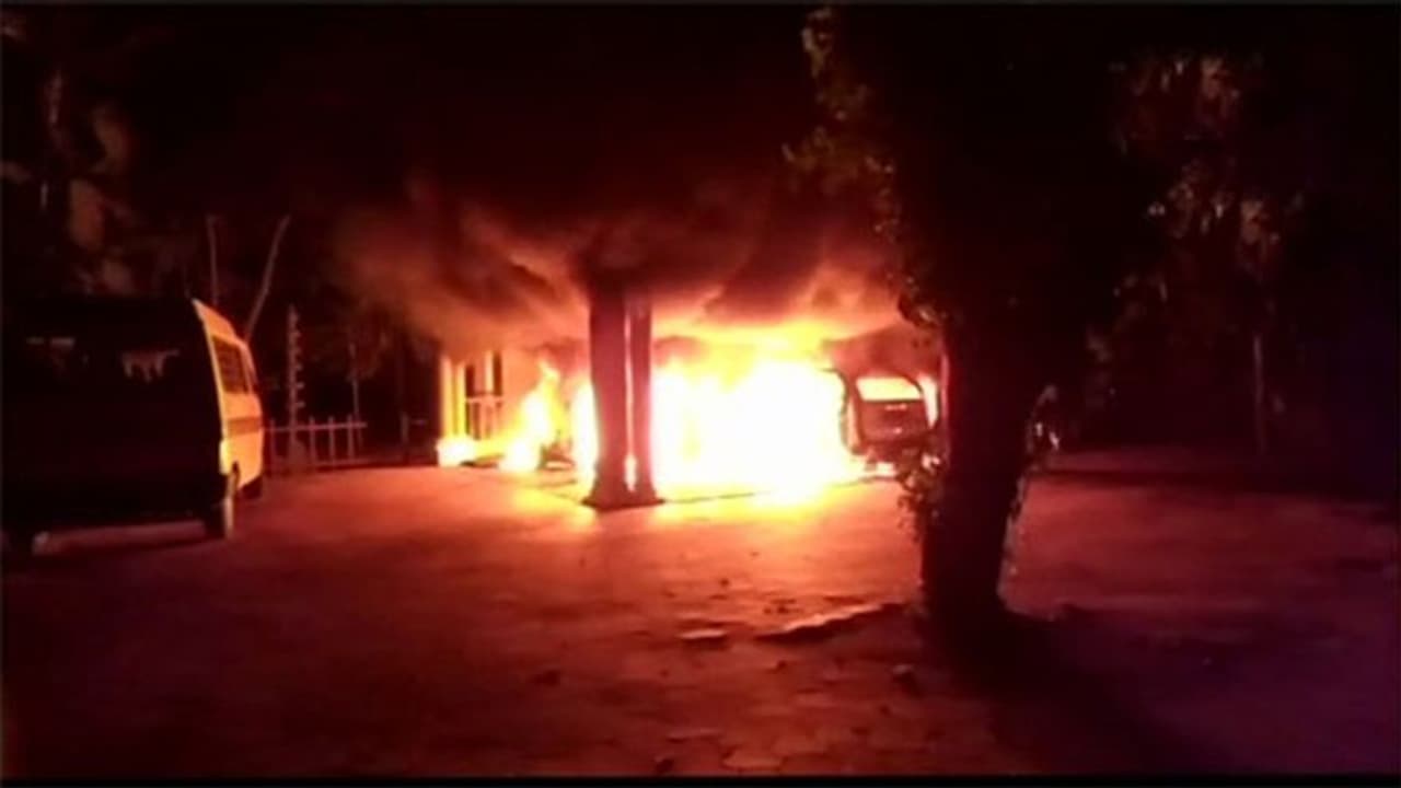 శబరిమల తీర్పుకి మద్దతు పలికిన స్వామీజీ... ఆశ్రమానికి నిప్పు శబరిమల తీర్పుకి మద్దతు పలికిన స్వామీజీ... ఆశ్రమానికి నిప్పు