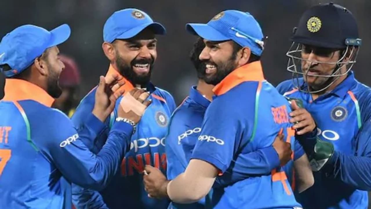 ಧೋನಿ ಅದ್ಭುತ ಕ್ಯಾಚ್’ಗೆ ವಿಂಡೀಸ್ ಮೊದಲ ವಿಕೆಟ್ ಪತನ ಧೋನಿ ಅದ್ಭುತ ಕ್ಯಾಚ್’ಗೆ ವಿಂಡೀಸ್ ಮೊದಲ ವಿಕೆಟ್ ಪತನ