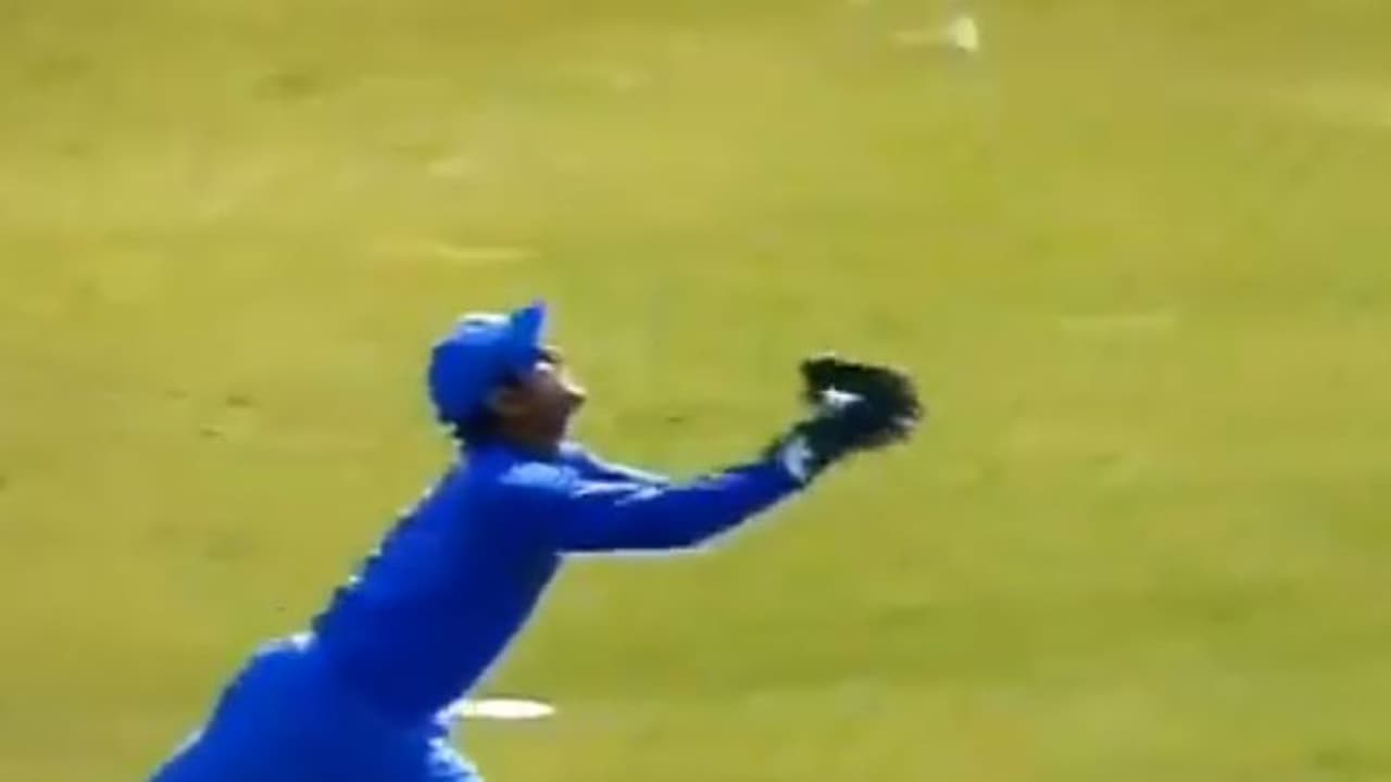 ಯಾರ್ ಹೇಳಿದ್ದು ಧೋನಿಗೆ ವಯಸ್ಸಾಯ್ತು ಅಂತಾ..? What a Catch..! ಯಾರ್ ಹೇಳಿದ್ದು ಧೋನಿಗೆ ವಯಸ್ಸಾಯ್ತು ಅಂತಾ..? What a Catch..!