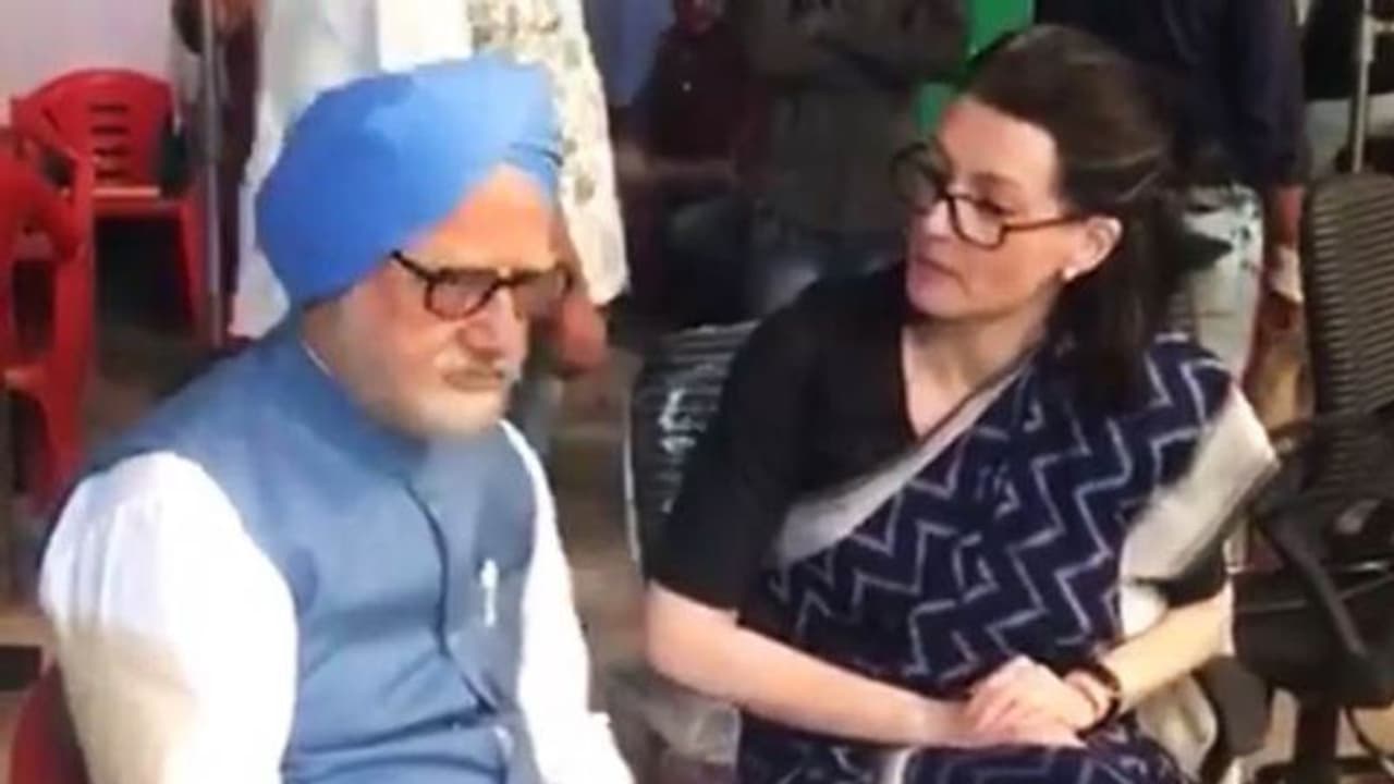 ഇത് സിനിമയിലെ മൻമോഹൻ സിംഗും സോണിയാ ഗാന്ധിയും, ബിഹൈൻഡ് ദ സീൻ വീഡിയോ പുറത്തുവിട്ടു ഇത് സിനിമയിലെ മൻമോഹൻ സിംഗും സോണിയാ ഗാന്ധിയും, ബിഹൈൻഡ് ദ സീൻ വീഡിയോ പുറത്തുവിട്ടു