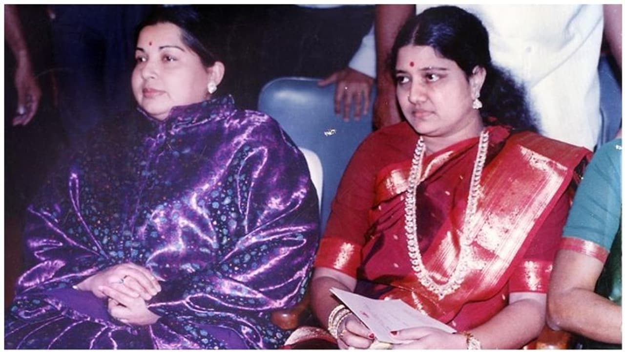 அப்பல்லோ ரகசியங்களை படம் எடுக்க ஜெயலலிதா ஆன்மாவுடன் பேசப்போகும் இயக்குநர்... அப்பல்லோ ரகசியங்களை படம் எடுக்க ஜெயலலிதா ஆன்மாவுடன் பேசப்போகும் இயக்குநர்...