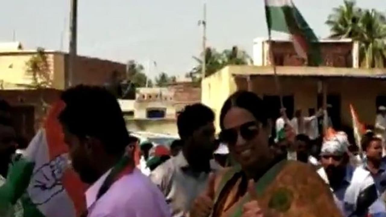 ಜಮಖಂಡಿಯಲ್ಲಿ ಸಿದ್ದು ಅಬ್ಬರ: ಹೆಲ್ಮೆಟ್ ಇಲ್ಲದೇ ಹೆಬ್ಬಾಳ್ಕರ್ ಬೈಕ್ ಸವಾರಿ! ಜಮಖಂಡಿಯಲ್ಲಿ ಸಿದ್ದು ಅಬ್ಬರ: ಹೆಲ್ಮೆಟ್ ಇಲ್ಲದೇ ಹೆಬ್ಬಾಳ್ಕರ್ ಬೈಕ್ ಸವಾರಿ!