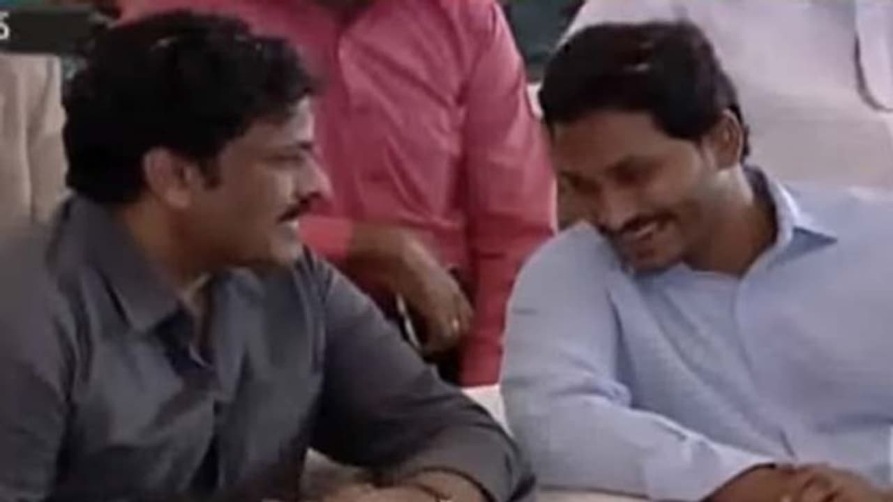 జగన్ కు చిరంజీవి ఫోన్:ఆరోగ్య వివరాలపై ఆరా