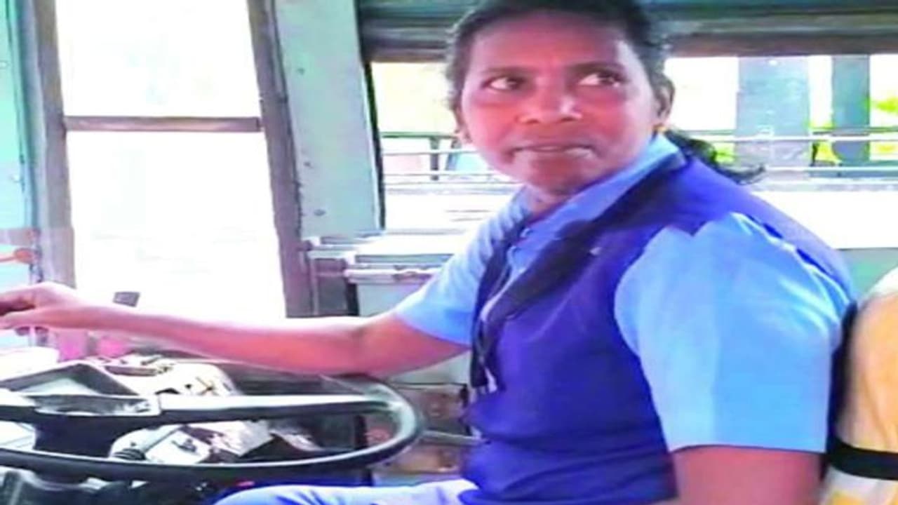 കെഎസ്ആര്ടിസിയിലെ ഏക വനിതാ ഡ്രൈവര് ഇനി തലസ്ഥാനത്ത് വണ്ടിയോട്ടും കെഎസ്ആര്ടിസിയിലെ ഏക വനിതാ ഡ്രൈവര് ഇനി തലസ്ഥാനത്ത് വണ്ടിയോട്ടും