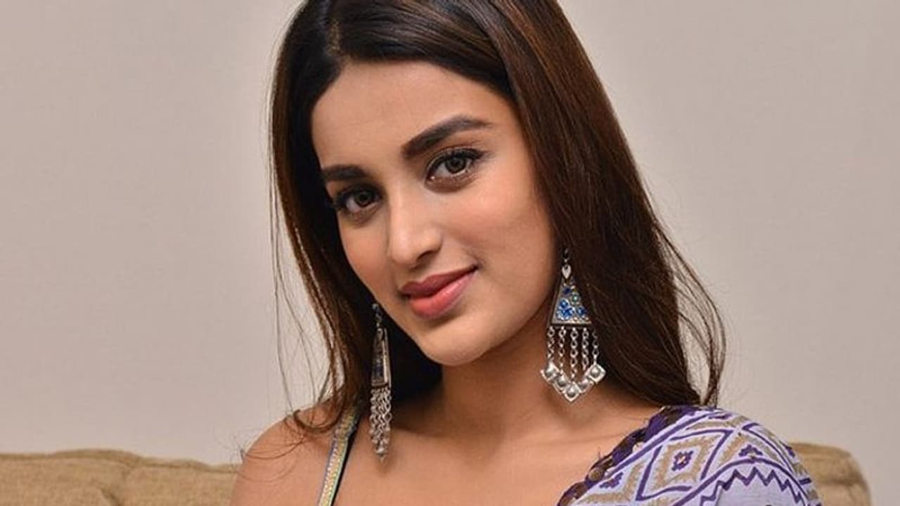 కొడుకులు అయిపోయారు.. ఇప్పుడు తండ్రితో కూడా: సవ్యసాచి బ్యూటీ! కొడుకులు అయిపోయారు.. ఇప్పుడు తండ్రితో కూడా: సవ్యసాచి బ్యూటీ!