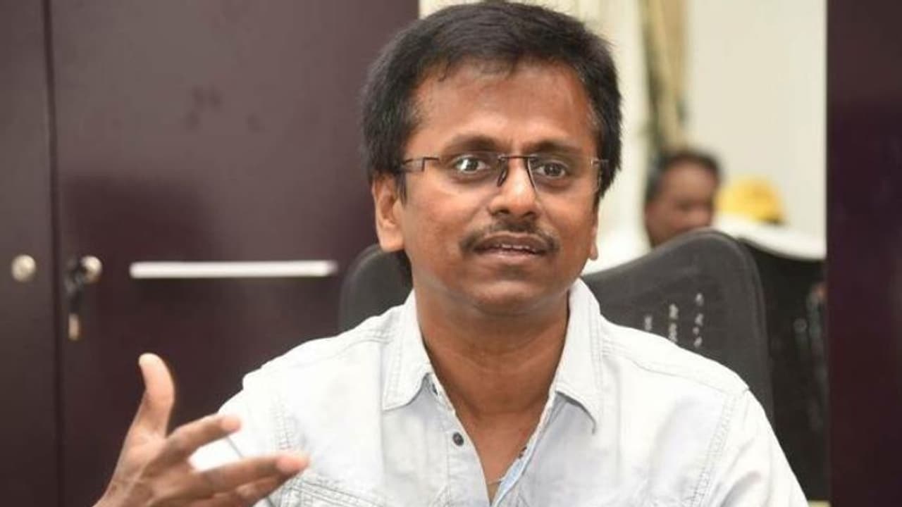 గుండె పగిలినంత పనైయ్యింది.. సర్కార్ కథ నాదే: మురగదాస్ గుండె పగిలినంత పనైయ్యింది.. సర్కార్ కథ నాదే: మురగదాస్