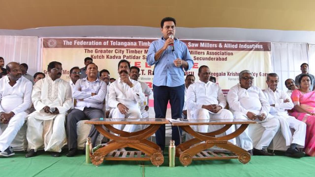 అమరావతికి ప్రధాని మట్టినీళ్లు, కేసిఆర్ వెనక్కి...: కేటీఆర్