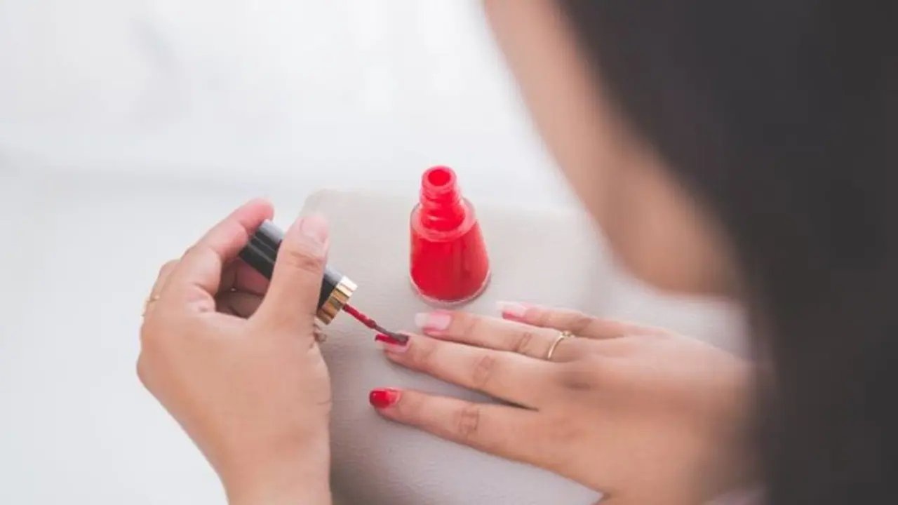 మోసపోయిన టెక్కీ.... నెయిల్ పాలిష్ ఖరీదు రూ.92వేలా..? మోసపోయిన టెక్కీ.... నెయిల్ పాలిష్ ఖరీదు రూ.92వేలా..?