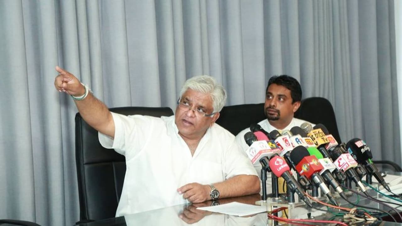 ಲಂಕಾ ಬಿಕ್ಕಟ್ಟು ದುಪ್ಪಟ್ಟು: ಜನರತ್ತ ಗುಂಡು ಹಾರಿಸಿದ ರಣತುಂಗ ಅಂಗರಕ್ಷಕ! ಲಂಕಾ ಬಿಕ್ಕಟ್ಟು ದುಪ್ಪಟ್ಟು: ಜನರತ್ತ ಗುಂಡು ಹಾರಿಸಿದ ರಣತುಂಗ ಅಂಗರಕ್ಷಕ!