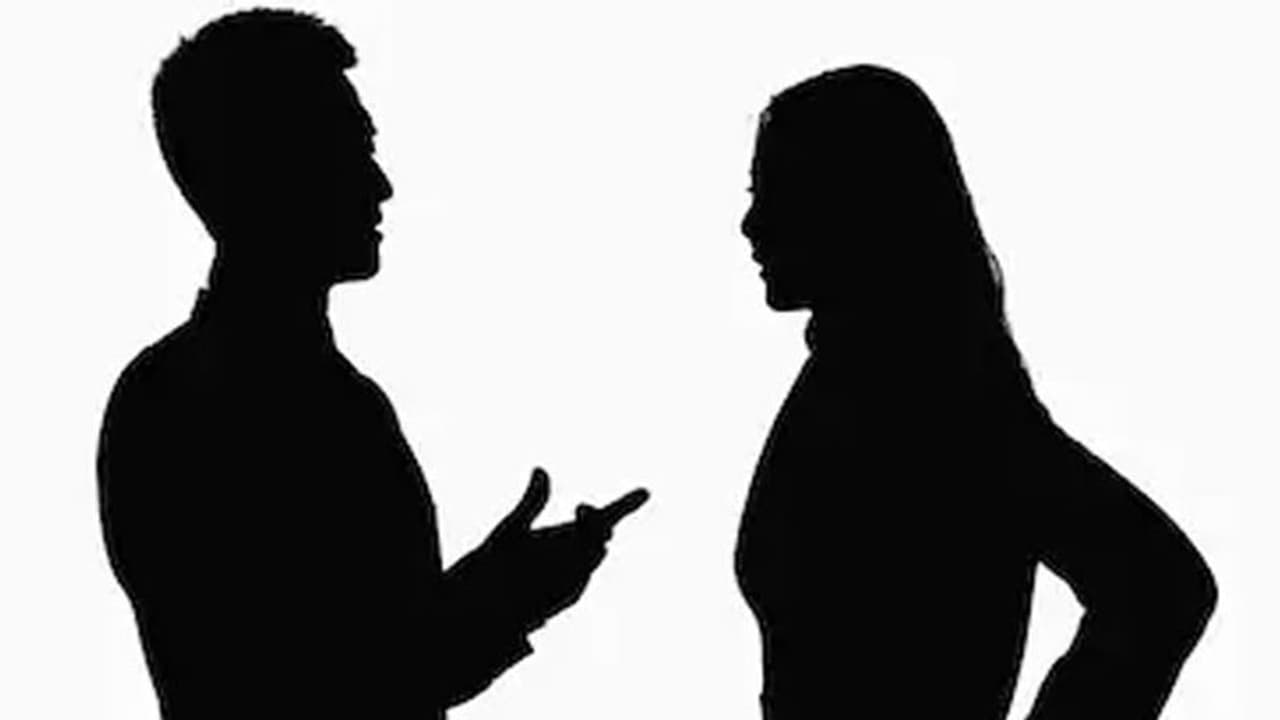 టాలీవుడ్ స్టార్ హీరోని బెదిరిస్తున్న హీరోయిన్!