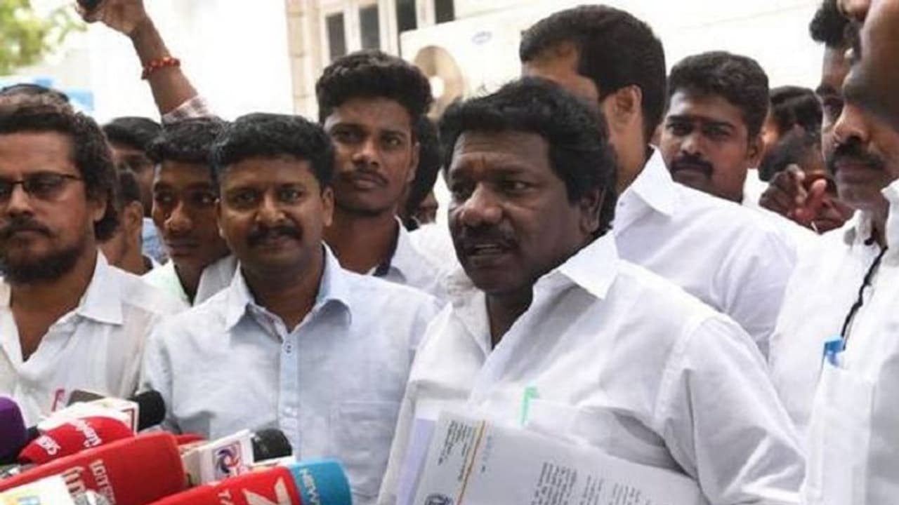 எம்எல்ஏ பதவியை ராஜினாமா செய்யப் போறேன் !! கருணாஸ் அதிரடி அறிவிப்பு… எம்எல்ஏ பதவியை ராஜினாமா செய்யப் போறேன் !! கருணாஸ் அதிரடி அறிவிப்பு…