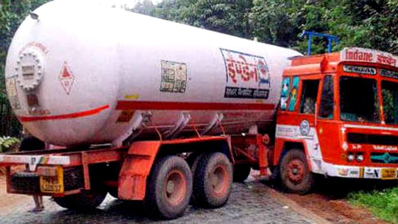 ഗൂഗിൾ മാപ്പ് നോക്കി ഓടിയ ടാങ്കറുകള് എത്തിയത് പോക്കറ്റ് റോഡില്; പിന്നെ സംഭവിച്ചത്! ഗൂഗിൾ മാപ്പ് നോക്കി ഓടിയ ടാങ്കറുകള് എത്തിയത് പോക്കറ്റ് റോഡില്; പിന്നെ സംഭവിച്ചത്!